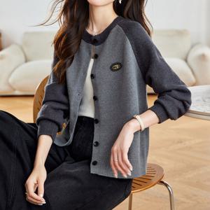 [에이시크] 엠블럼 라글란 배색 니트 가디건 C26ACD218