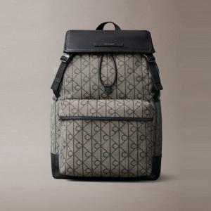 [캘빈클라인 진](4D3378G-7UL)남녀공용 엠블럼 자카드 AOP 플랩 백팩