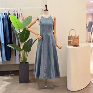 [포커스]FM5D9OP5150_홀터넥 절개 데님 원피스