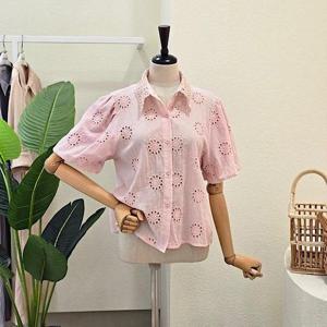 [포커스]FM5D3BL32390_레이스 카라 펀칭 블라우스