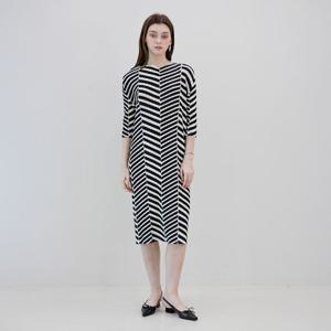 [요이츠]V라인 스트라이프 플리츠 원피스_YJ04WNPOP04BK1
