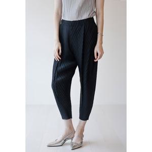 [요이츠]사선 라인 세미 와이드 플리츠 팬츠_YJ04WNPSL06BK1