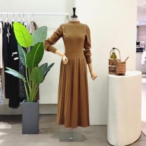 [포커스]  FW3L7OP04098_반하이넥 플리츠 니트 원피스