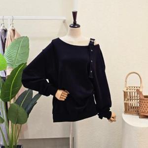 [포커스]FF5H9TS5247_버클 오프숄더 맨투맨 티셔츠