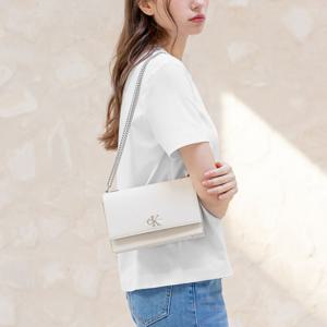 [캘빈클라인 진](DH2806-67U)여성 CKJ 미니멀 모노그램 스몰 체인 플랩 크로스바디