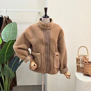 [포커스]FW5K3JP32396_하이넥 양털 무스탕 점퍼