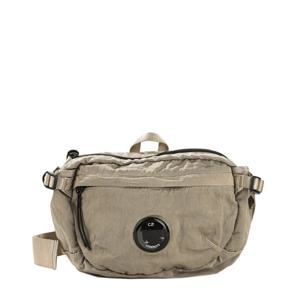 [CP컴퍼니] 25FW (19CMAC734A 005269G 356) 남성 렌즈 와펜 힙색