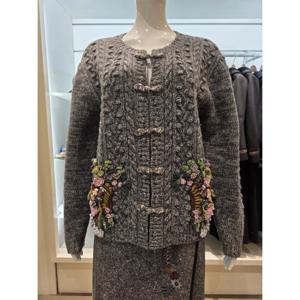 [비꼴리끄] 메리노 울 매듭 버튼 자수 가디건 B244KC3040