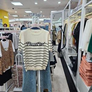 수스 DP01 영문 줄지 니트 S242BSW571