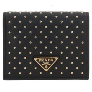 26 SS 프라다 블랙 엠블리시드 스터드 올오버 로고 바이폴드 지갑 1MV2042C3H