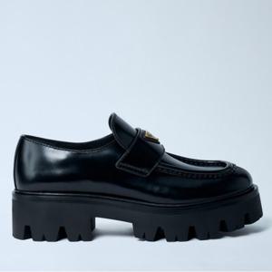 26 SS 프라다 골드톤 트라이앵글 로고 패치 브러쉬 레더 플랫폼솔 로퍼 1D185O 055 F0002