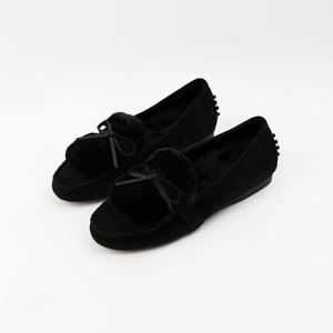 [신난다슈] 여성 털 로퍼 단화 1cm 여자 리본 모카신 토끼털 기모 스웨이드 GDR253044 블랙