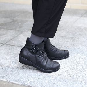 [쉬즈마담]A42397 꽃장식 소가죽 주름 앵글부츠 50대 엄마옷