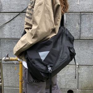 남성 크로스 버클 메신저 가방