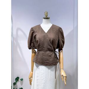 [올리브데올리브] 올리브데올리브 (OW5MB428) 볼륨 소매 랩 블라우스 OW5MB428