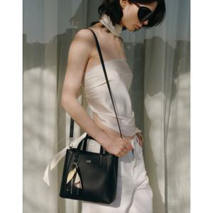 [인기신상] [DCBA6E555BK] [RIA] 블랙 소가죽 플라워 참장식 토트백 S