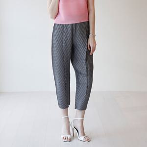 [요이츠](택가 156000원)[요이츠] 사선 라인 세미 와이드 플리츠 팬츠_YJ04WNPSL06