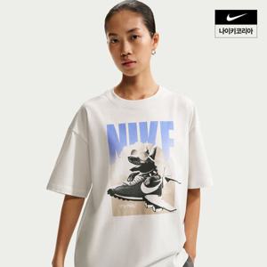 [나이키] 스포츠웨어 여성 그래픽 티셔츠 IR7588-121