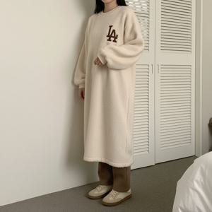 [한정수량] [올리비에스클로젯] 뽀글이 레터링 맨투맨 롱원피스_O2601OP003A