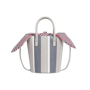 톰브라운 스트라이프 페블 그레인 크로스바디 버킷백 미디움 그레이 FAP393A-L0018-035