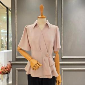 [아니베에프]A57WBL510_랩디자인 카라넥 블라우스