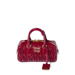 미우미우 아카디 마틀라세 페이턴트 레더 백 5BB142VOONZRA