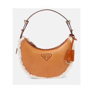 프라다 Arque 스몰 시어링 트리밍 레더 숄더 백 P00993049