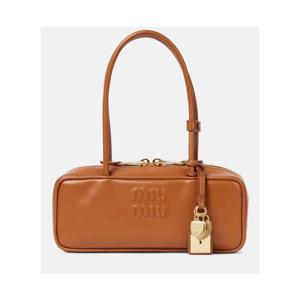 미우미우 Beau 로고 엠보싱 레더 토트 백 P01015646