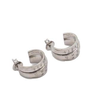 MM6 Maison Margiela 로고가 새겨진 숫자 귀걸이 SM6VG0083P6627 956 TP941296520