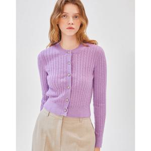 질스튜어트 뉴욕 여성 24FW 바이올렛 펄 장식 골드 버튼 나일론 혼방 케이블 가디건 JSSW4D160V2