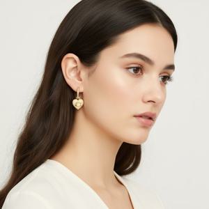 COACH 26SS 하트 참 후프 귀걸이 (37415420 GLD655)