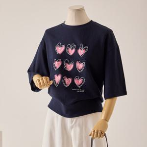 [커스텀에이블] 하트 그래픽 7부 맨투맨_T2602TS027A