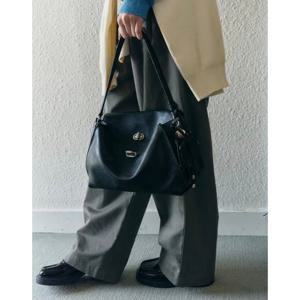 [질스튜어트 핸드백] 질스튜어트 핸드백 (JABA6E103BK)  가죽 오브 장식 숄더백 M 블랙 JABA6E103 JABA6E103BK