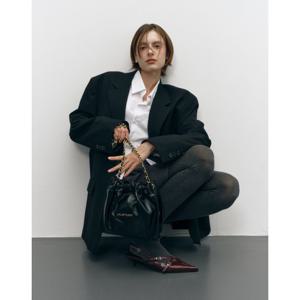 [질스튜어트] 블랙 골드 장식 드로우스트링 스몰 체인숄더백 JABA5E143