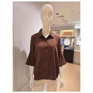 [베스띠벨리]BJBAH2407_레터링 언발 카라 블라우스