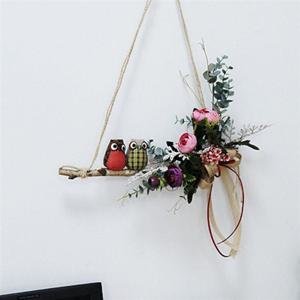 갈란드 아름다운 꽃 위에서 그네를 타는 뉴 그네부엉이