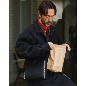 [인기신상] [DBBA6F113BK] 블랙 로고장식 소가죽 크로스백