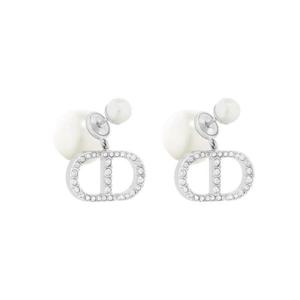 디올 트리발 이어링 실버 피니쉬 메탈 화이트 레진 펄 실버 톤 크리스탈 E1293TRICY-D13S