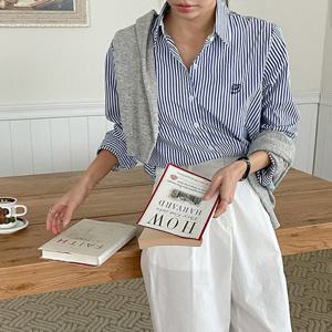 [올리비에스클로젯] 러브자수 스트라이프 셔츠_O2603BL042A