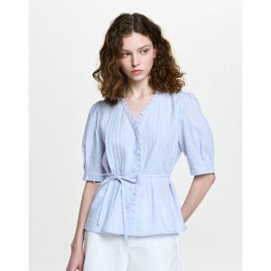 헤지스 여성 26SS ONLINE EXCLUSIVE 레이스 스트랩 블라우스 라이트블루 HSSH6BP03B1