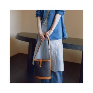 [질스튜어트]브라운 로젤라칠링 븨 장식 라지 버킷백 JABA4F302