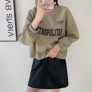 [올리비에스클로젯] 바스락 레터링 나염 스트링 크롭 티셔츠_O2509TS162C