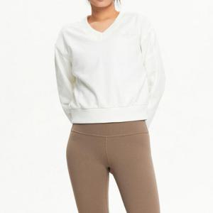 뉴발란스긴팔티 EQS NBNCF1W232-39 WOMEN HERITAGE 브이넥 맨투맨 (SEMI OVER FIT)