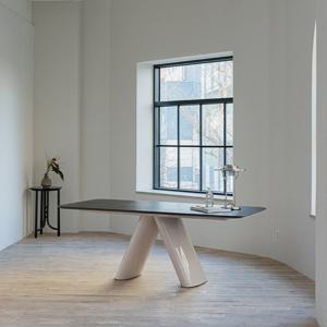 헨지디자인 헨지디자인 비노 샌드베이지 다이닝 블랙 오크 사각테이블 식탁 1600