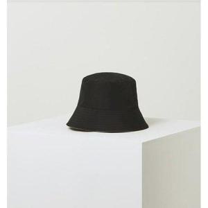 갤러리아_[헤지스ACC] HIHE6E006BK 블랙 베이지 퍼피자수 리버서블 버킷햇