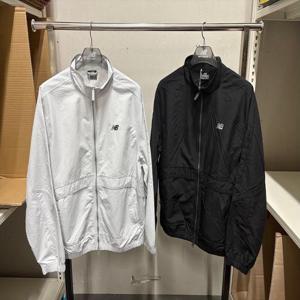 뉴발란스 에센셜 스텐넥 우븐자켓 공용 BB NBNAGCO213 16 19 39 60 62