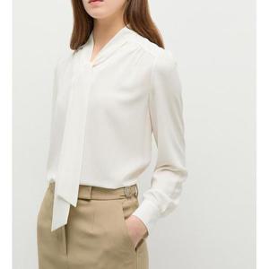 갤러리아_[26봄] 셔링브이넥타이블라우스(B1W201S)