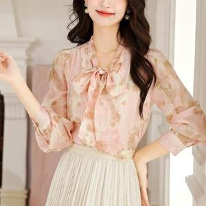 [패션시그널] 플라워 리본라인넥 블라우스 29FA32