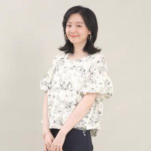 [애비뉴투지]엄마옷 스케치 플라워 퍼프소매 반팔 볼륨라인 라운드 여성 여름 블라우스 B05413