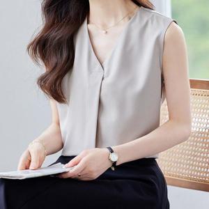 [패션시그널]브이네크라인 민소매 블라우스 9F0680